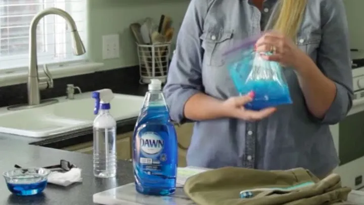Use dish soap to make a cold compress - and 7 other amazing dish soap tips!