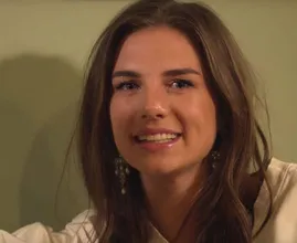 Verliefde Maan en vriend Tony Junior delen voor het eerst een kiekje samen