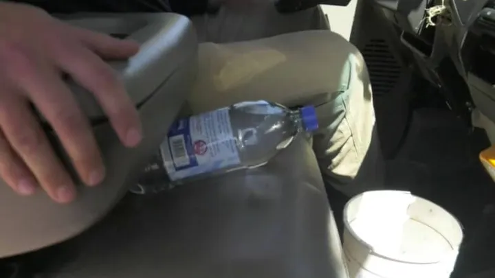 Les pompiers préviennent de ne pas laisser de bouteilles d'eau dans la voiture