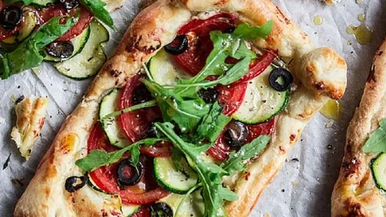 Wie wäre es mit einer Blätterteig-Pizza? Lecker!