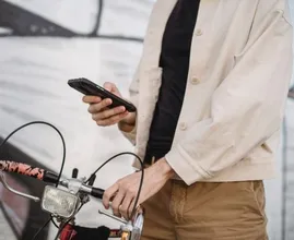 Ruim 850 boetes per week voor telefoongebruik op de fiets
