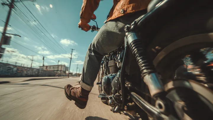 Das bedeuten der gelbe Lappen und andere geheime Signale von Motorradfahrern