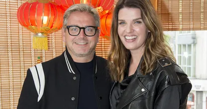 Hilarisch: Guus Meeuwis en Manon Meijers delen foto met flinke 'bling'
