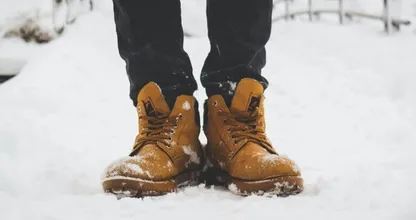 Questo semplice trucco impedirà ai tuoi piedi di diventare freddi mentre indossi le scarpe