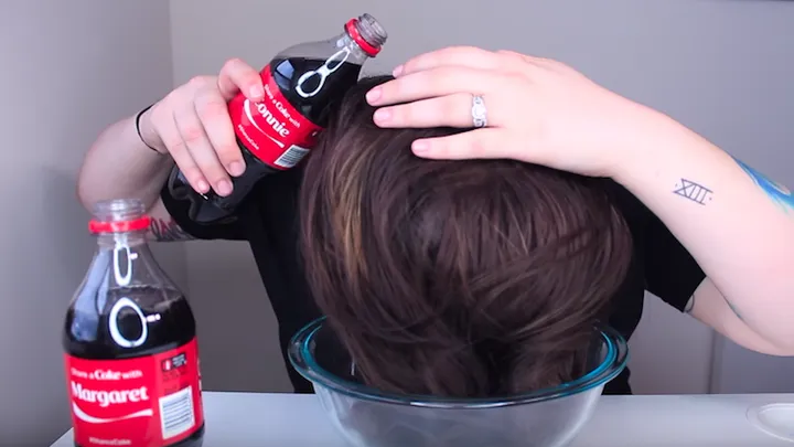 Sie wäscht ihre Haare jeden Tag mit Coca-Cola und das passiert!