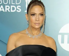 12 immagini che dimostrano che J.Lo non può avere 51 anni
