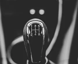 Guidi con il cambio manuale? Potresti danneggiare la tua auto!