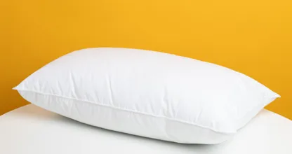 Find out: this is how you make yellow pillows white again