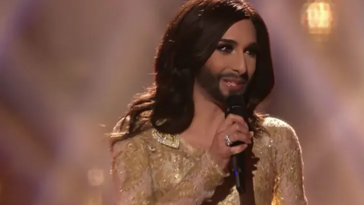 Wauw! Wij zouden Conchita Wurst op straat zo voorbij lopen. Zou jij hem herkennen?