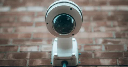 母親が娘の部屋に監視カメラを設置した結果、衝撃の映像が…