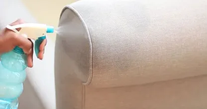 Cette femme nettoie son sofa avec des comprimés pour nettoyer les dentiers et voici le résultat