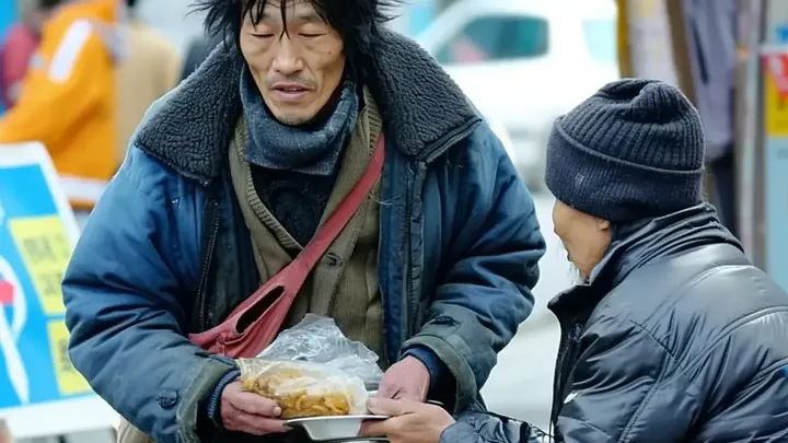 한 웨이트리스는 자신이 음식을 제공하고 있는 노숙자가 실제로 누구인지 알고 나서 크게 충격을 받았습니다