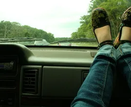 Victim warns: never put your feet up on the dashboard