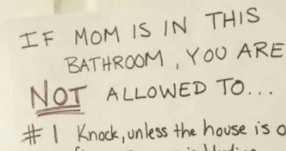 Deze moeder wil niet gestoord worden in de badkamer en dat doet ze DIT! Hilarisch!