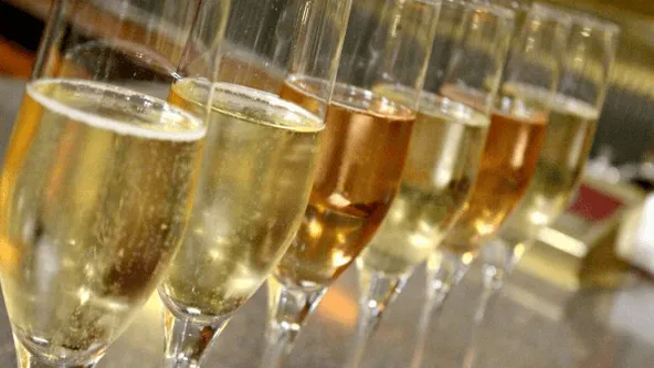 Ben je nog op zoek naar champagne voor de jaarwisseling? Zoek niet verder; bij DEZE supermarkt vind je de lekkerste en de goedkoopste!