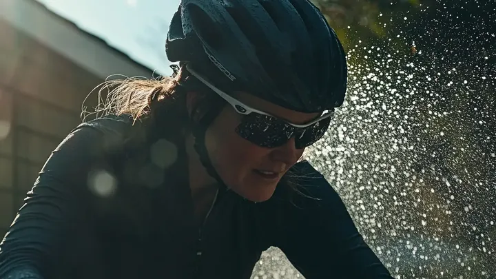 Um aposentado estava cansado dos ciclistas que passavam pelo seu quintal - então ele projetou a armadilha perfeita