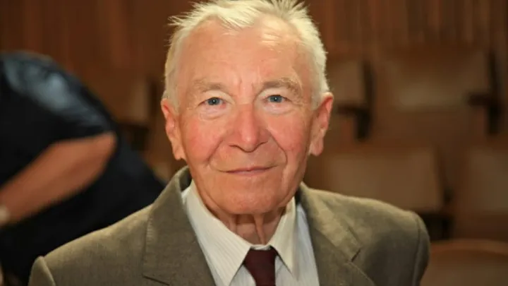 Dying grandpa teaches selfish granddaughter, who refused to take care of him, a lesson