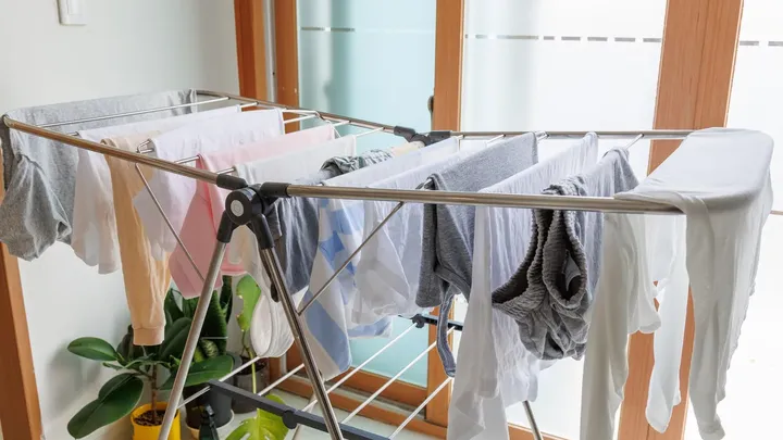 Dit is waarom je was binnen drogen je huis vochtiger kan maken