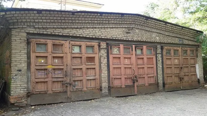 Uncle leaves behind old garage and what the family finds inside is unbelievable