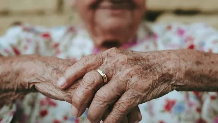 Louco: mulher descobre a verdadeira identidade do seu marido após 50 anos de casamento