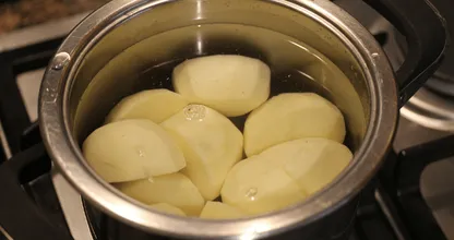 Ecco come bollire velocemente le patate!