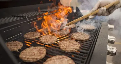 This is why you should put an old newspaper on the barbecue grill grate