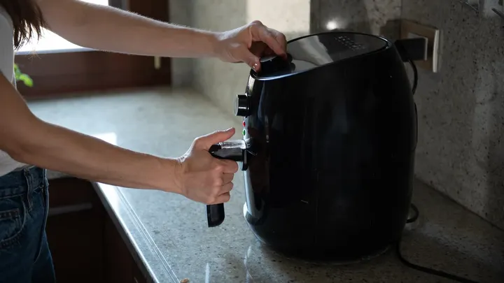 Deze veelgemaakte fout met de airfryer kan brand veroorzaken