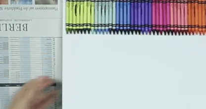 Ze plakt 45 waskrijtjes op een stuk canvas en pakt dan een föhn erbij, moet je zien hoe mooi!