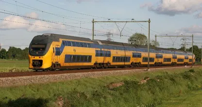 Afschuwelijk: een dode bij botsing tussen trein en lesauto
