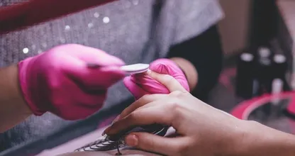 Vrouw met coronavirus verlaat quarantaine om haar nagels te laten doen