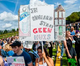 Protest tegen woonbeleid trekt duizenden betogers