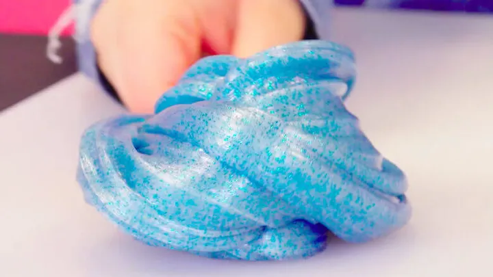 Zo maak je glitterslijm: Leuk om met kinderen te maken!