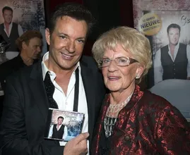 Gerard Joling zet jarige moeder in het zonnetje: 'Gezegend met zo'n lieve moeder'