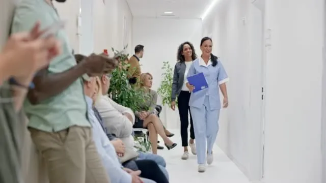 3 Weken na de geboorte van een tweeling voelde moeder zich ziek - toen de dokter de echo zag, zei hij: "Het spijt me"