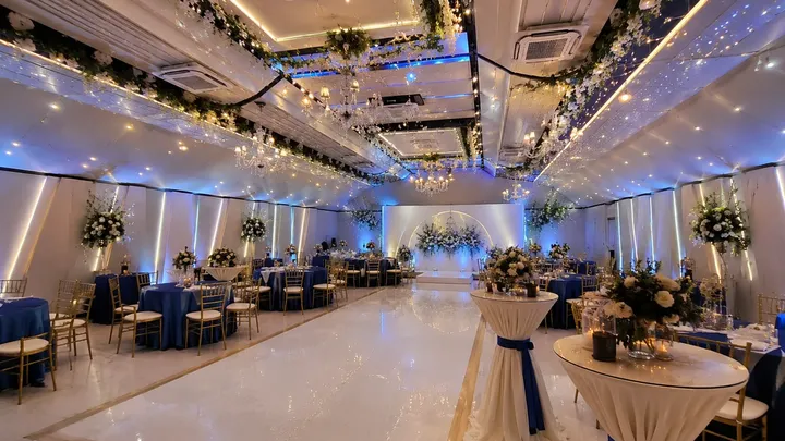 Este contenedor se convierte en un salón de baile de 2000 pies cuadrados - Vea cómo funciona