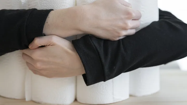 Vrouw vraagt om advies: 'Mijn man spendeert uren per dag op het toilet'