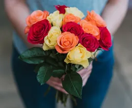 Dank Zitronenwasser bleibt dein Blumenstrauß viel länger frisch als sonst!