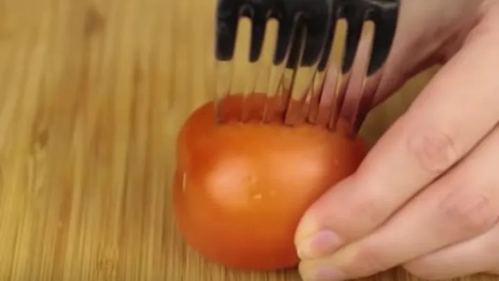 Astuce : voici pourquoi vous devez planter deux fourchette dans une tomate