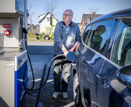 Benzine tanken onder de 2 euro per liter hier en daar weer mogelijk