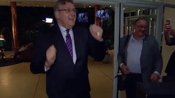 Henk Krol viert zijn overwinning met een overwinningsdansje; dit moet je hebben gezien!