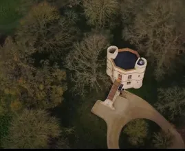 Un architetto trasforma le rovine del castello in una bella casa