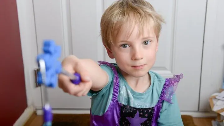 Verschrikkelijk wat deze bezorger tegen dit jongetje in een feeënjurk zegt.. Wanneer stopt dit?