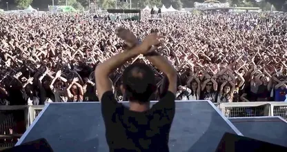 De technicus deed gewoon zijn werk totdat... hij steelt de show! Geweldig!
