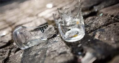 Gebroken stukjes glas zijn nu hartstikke makkelijk op te ruimen met deze tip!