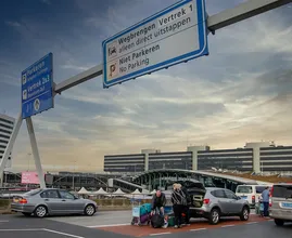 Schiphol en KLM doen oproep aan reizigers: 'Neem morgen de trein naar het vliegveld'