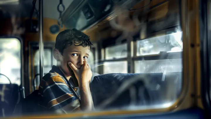 Een jongen ruikt iets vreemds in de schoolbus, kijkt één keer naar de chauffeur en belt 911