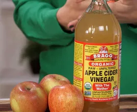 Ella sumerge sus pies en vinagre de manzana. Esto suena extraño, pero espera hasta que veas para qué sirve