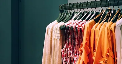 Zitten in jouw kleren ook weleens van die vreemde kleine gaatjes? Hier komen ze vandaan!