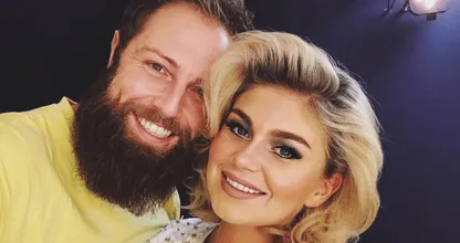 Roxeanne Hazes draagt een wel heel comfortabel pak op het podium..