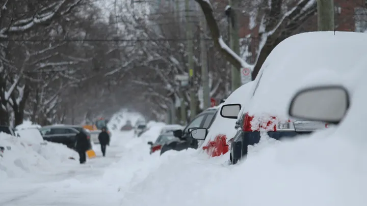 Un eroe di New York irrompe in una scuola per salvare 24 persone durante una bufera di neve